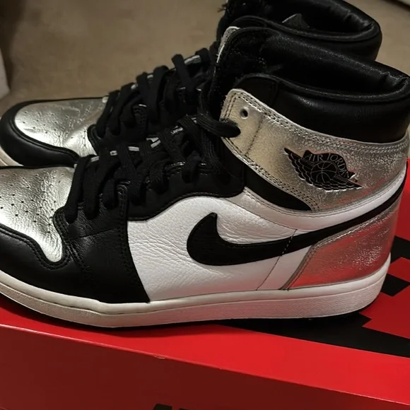 Nike Air Jordan 1 High OG in Red and Black womens - Picture 7 of 8